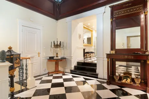 Elegant House City View two balconies, 5 bedrooms in Lisbon Used for sale For Super Rich