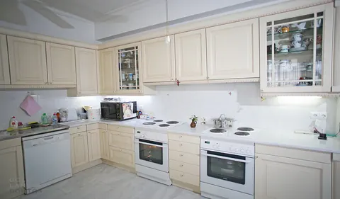 Spacious House Garden view 3 levels, 8 bedrooms in Vari buy for sale For Super Rich