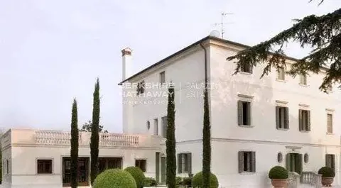 Neoclassical style Villa swimming-pool, Turkish bath, 9 bedrooms in Treviso buy for sale For Super Rich