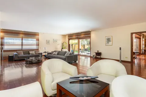 Elegant Villa Panoramic View heated outdoor pool, 5 bedrooms in Porto best for sale For Super Rich