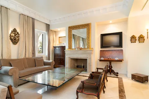 Elegant House City View two balconies, 5 bedrooms in Lisbon available for sale For Super Rich