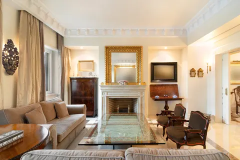 Elegant House City View two balconies, 5 bedrooms in Lisbon buy for sale For Super Rich