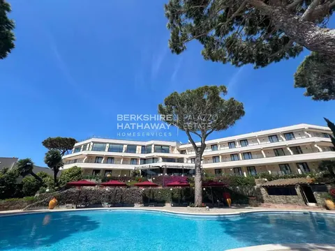 Luxury Hotel 5-star resort, panoramic sea views, 41 bedrooms in Castiglione della Pescaia Used for sale For Super Rich