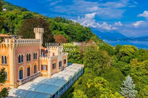 Century Castle Panoramic View of the lake, 27 bedrooms in Lesa - Lake Maggiore available for sale For Super Rich