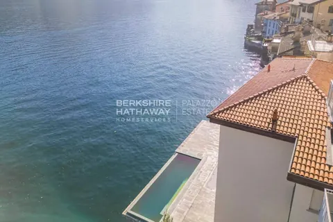 Renovated historic Villa Lake View with private dock and pool, 5 bedrooms in Lake Como image for sale For Super Rich