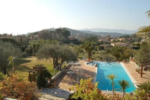 Traditional Villa Sea View Olive trees, 5 bedrooms in Mougins Used for sale For Super Rich