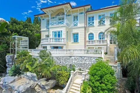 Elegant Villa Breathtaking panoramic views of sea and Monaco Cinema, Fitness, Spa, Pool, 5 bedrooms in Roquebrune Cap Martin