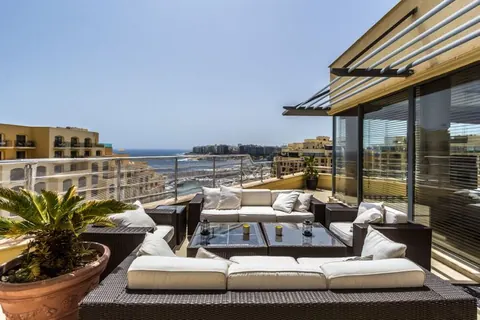 Luxury Penthouse Panoramic View jacuzzi & sauna, 3 bedrooms in St Julians
