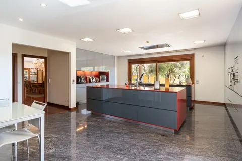 Elegant Villa Panoramic View heated outdoor pool, 5 bedrooms in Porto value for sale For Super Rich