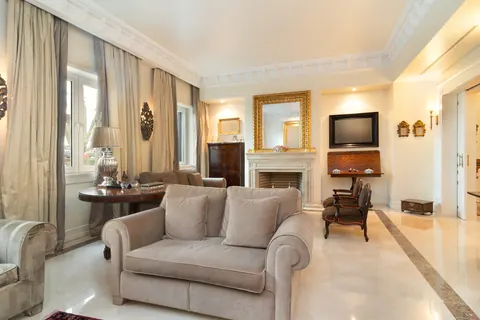 Elegant House City View two balconies, 5 bedrooms in Lisbon search for sale For Super Rich