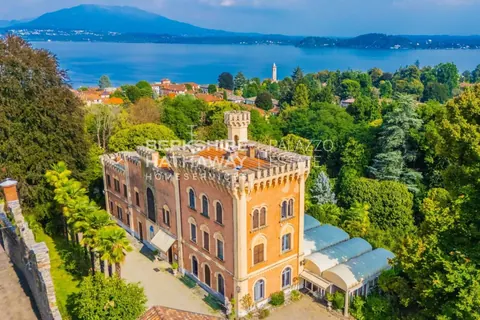 Century Castle Panoramic View of the lake, 27 bedrooms in Lesa - Lake Maggiore
