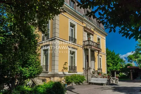 Historic Villa Lake View, direct access to a private beach, Coming soon bedrooms in Gerra top for sale For Super Rich