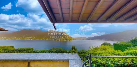 Elegant Villa breathtaking lake views, Swimming pool, 8 bedrooms in Como image for sale For Super Rich