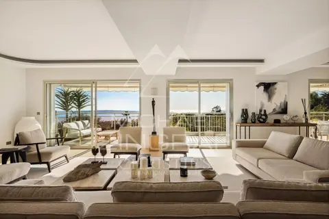 Elegant Villa Heart Californie Jacuzzi overlooking the sea, the Lérins islands and Palm Beach, 4 bedrooms in Cannes property for sale For Super Rich