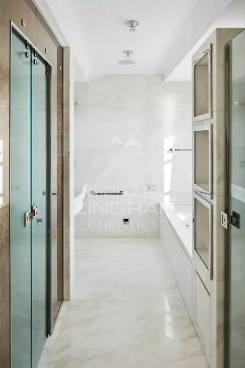 Elegant Villa Breathtaking panoramic views of sea and Monaco Cinema, Fitness, Spa, Pool, 5 bedrooms in Roquebrune Cap Martin real estate for sale For Super Rich