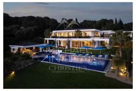 Architectural Villa Breathtaking panoramic views, hills and sunsets Tennis court, 7 bedrooms in Mougins - French Riviera image for sale For Super Rich