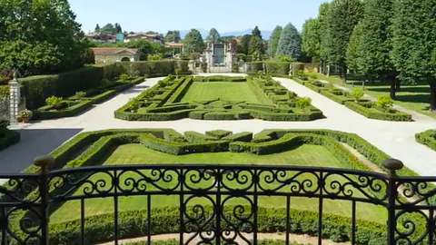 Century Villa Della Porta-Giulini-Crivelli 17th century, 10 bedrooms in Rovellasca search for sale For Super Rich