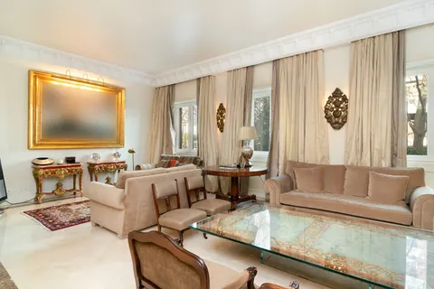 Elegant House City View two balconies, 5 bedrooms in Lisbon property for sale For Super Rich