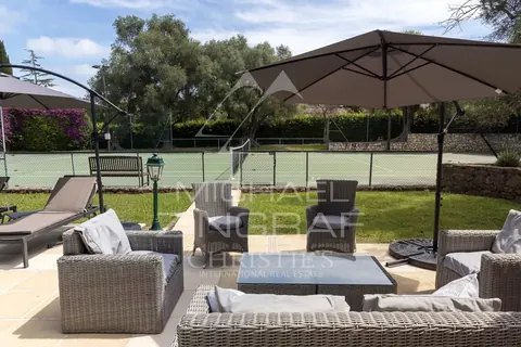 Elegant Villa breathtaking view of the Bay of Juan-les-Pins Tennis court, pool, 10 bedrooms in Cap d'Antibes, French Riviera deal for sale For Super Rich