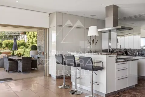 Contemporary Villa view Bay of Villefranche and the Bay of Angels Huge mirror pool with Jacuzzi, 6 bedrooms in Nice exclusive for sale For Super Rich