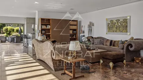 Contemporary Villa view Bay of Villefranche and the Bay of Angels Huge mirror pool with Jacuzzi, 6 bedrooms in Nice Classified ads for sale For Super Rich