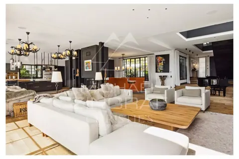 Architectural Villa Breathtaking panoramic views, hills and sunsets Tennis court, 7 bedrooms in Mougins - French Riviera Classified ads for sale For Super Rich
