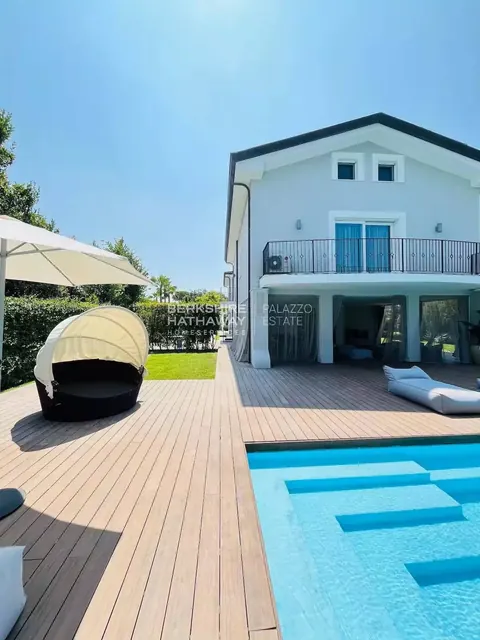 Architectural Villa Swimming pool, Spa, Sauna, whirlpool , 5 bedrooms in Forte dei Marmi available for sale For Super Rich