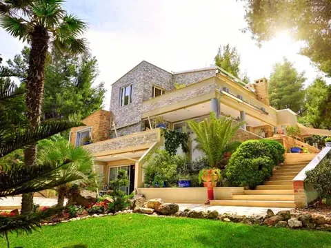Luxury Villa Sea View 25 m swimming pool, 8 bedrooms in Halkidiki
