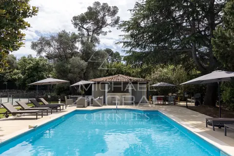 Elegant Villa breathtaking view of the Bay of Juan-les-Pins Tennis court, pool, 10 bedrooms in Cap d'Antibes, French Riviera real estate for sale For Super Rich