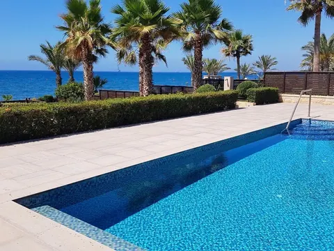 Elegant House Seafront, sea views Infinity edge plunge pool, 4 bedrooms in Amathounta Limassol
