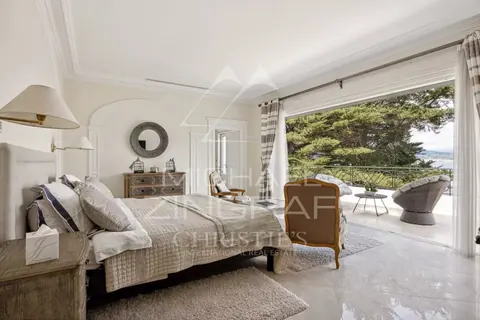 Elegant Villa breathtaking view of the Bay of Juan-les-Pins Tennis court, pool, 10 bedrooms in Cap d'Antibes, French Riviera value for sale For Super Rich