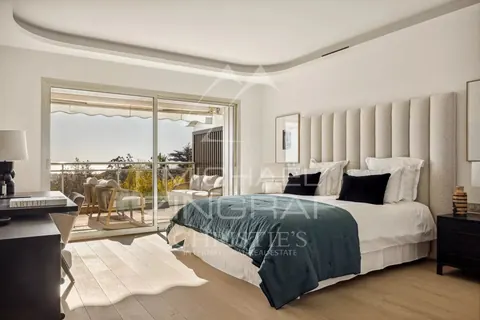 Elegant Villa Heart Californie Jacuzzi overlooking the sea, the Lérins islands and Palm Beach, 4 bedrooms in Cannes price for sale For Super Rich