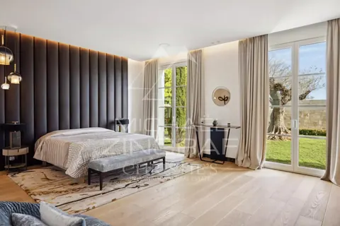 Luxury Villa Top-of-the-range amenitie 15x6m heated swimming pool, 7 bedrooms in Mougins - French Riviera deal for sale For Super Rich