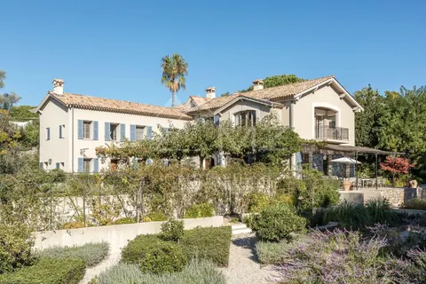 Century Villa 400 year old farm 800m away from the seaside, 7 bedrooms in Antibes - French Riviera Used for sale For Super Rich
