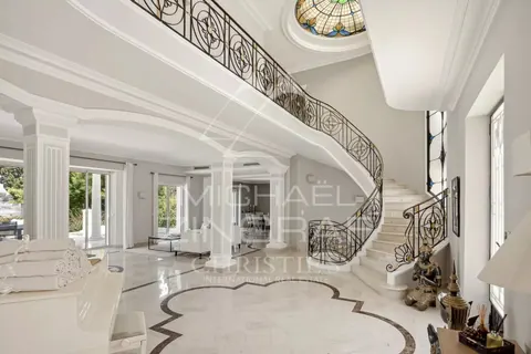 Elegant Villa breathtaking view of the Bay of Juan-les-Pins Tennis court, pool, 10 bedrooms in Cap d'Antibes, French Riviera top for sale For Super Rich
