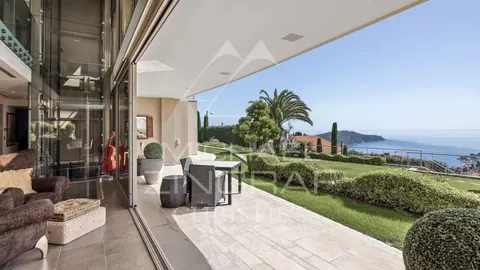 Contemporary Villa view Bay of Villefranche and the Bay of Angels Huge mirror pool with Jacuzzi, 6 bedrooms in Nice search for sale For Super Rich