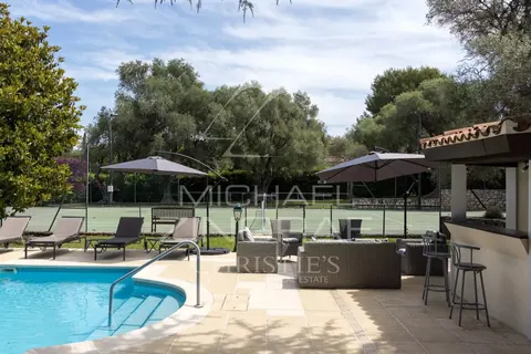 Elegant Villa breathtaking view of the Bay of Juan-les-Pins Tennis court, pool, 10 bedrooms in Cap d'Antibes, French Riviera property for sale For Super Rich