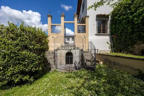 Country Villa Panoramic View of the surrounding valley, 9 bedrooms in Florence property for sale For Super Rich