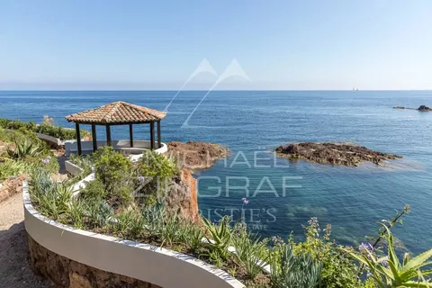 High-end Villa Waterfront 2 accesses to sea, Swimming pool, 6 bedrooms in Anthéor - French Riviera available for sale For Super Rich