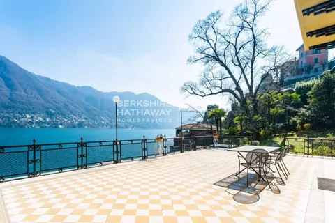 Century Villa looks directly on the lake with access for swimming, 8 bedrooms in Moltrasio - Lake Como Classified ads for sale For Super Rich