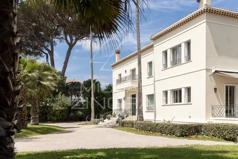 Elegant Villa breathtaking view of the Bay of Juan-les-Pins Tennis court, pool, 10 bedrooms in Cap d'Antibes, French Riviera luxury for sale For Super Rich