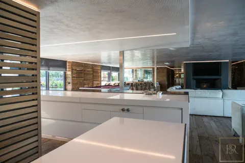 Luxury Penthouse Panoramic 200 sqm balcony and 360 degree view Outdoor jacuzzi & Spa, 4 bedrooms in St-Moritz ultra luxury for sale For Super Rich Luxury Penthouse Panoramic 200 sqm balcony and 360 degree view Outdoor jacuzzi & Spa, 4 bedrooms in St-Moritz ultra luxury for sale For Super Rich