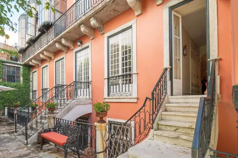 Century Apartment Palácio Mello Historic 1789, 5 bedrooms in Lisbon luxury for sale For Super Rich