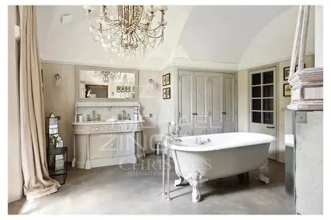 Country Villa One of a kind XVIII th century bastide with pool, 10 bedrooms in Cotignac - French Riviera value for sale For Super Rich
