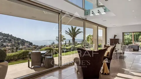 Contemporary Villa view Bay of Villefranche and the Bay of Angels Huge mirror pool with Jacuzzi, 6 bedrooms in Nice top for sale For Super Rich