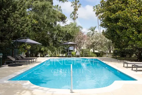 Elegant Villa breathtaking view of the Bay of Juan-les-Pins Tennis court, pool, 10 bedrooms in Cap d'Antibes, French Riviera expensive for sale For Super Rich