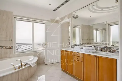 Elegant Villa breathtaking view of the Bay of Juan-les-Pins Tennis court, pool, 10 bedrooms in Cap d'Antibes, French Riviera exclusive for sale For Super Rich