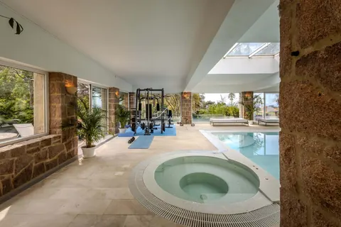 Luxury House swimming pool jacuzzi, sauna, 8 bedrooms in Cascais expensive for sale For Super Rich