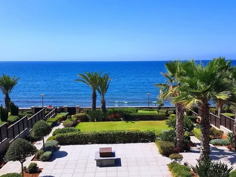 Elegant House Seafront, sea views Infinity edge plunge pool, 4 bedrooms in Amathounta Limassol Used for sale For Super Rich