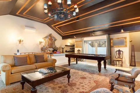 Elegant House City View two balconies, 5 bedrooms in Lisbon top for sale For Super Rich